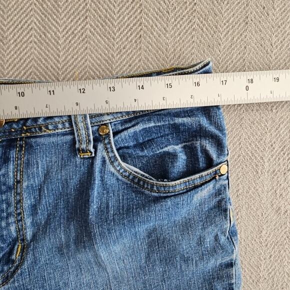 Lexi Denim Shorts Bermuda Size 12 (W34 L16) Medium Wash Embroidered Back Pocket - Picture 4 of 12